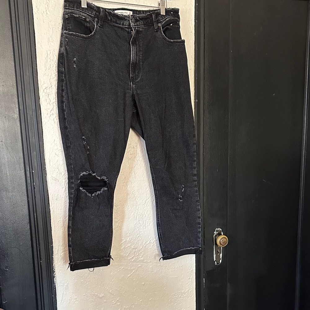 Abercrombie & Fitch Women’s Distressed Black Jeans - size 31/12s